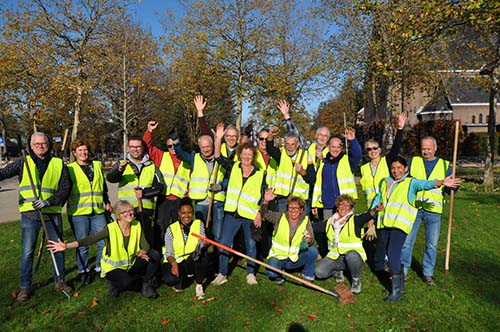 De vrijwilligers van het Willem-Alexanderpark aan de slag